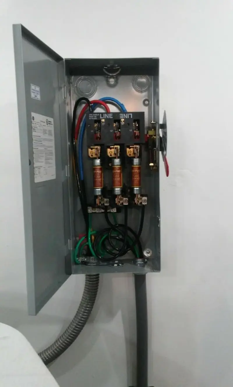 Three-phase disconnect switch installed for Smoke Detector Installation in Effingham